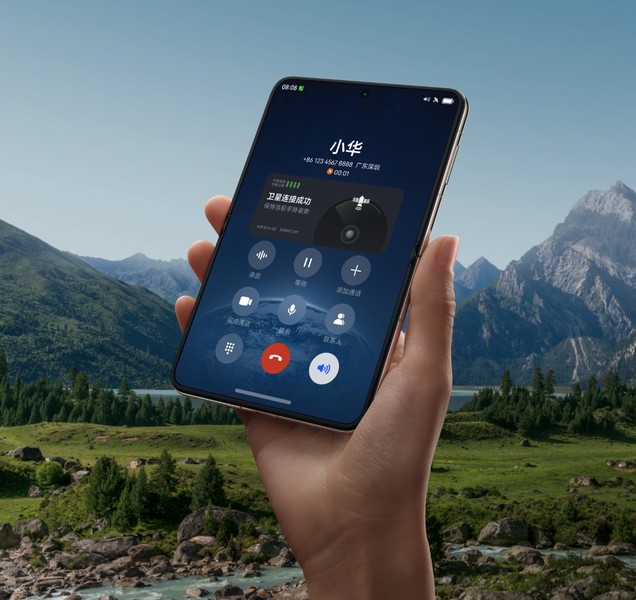 手持 HUAWEI Pura X 在空旷山野拨打卫星电话,展示卫星通信