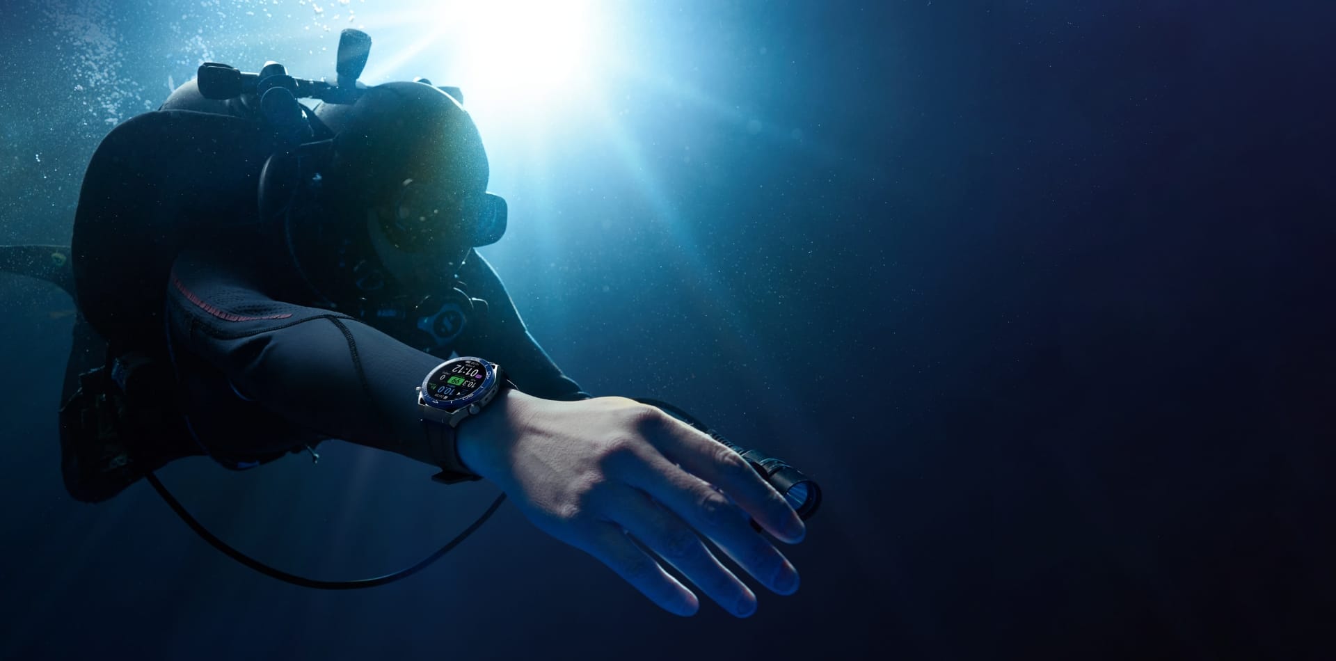 带上 HUAWEI WATCH Ultimate 潜入大海,展示多种潜水模式