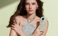 A female model holding a green HUAWEI nova 13