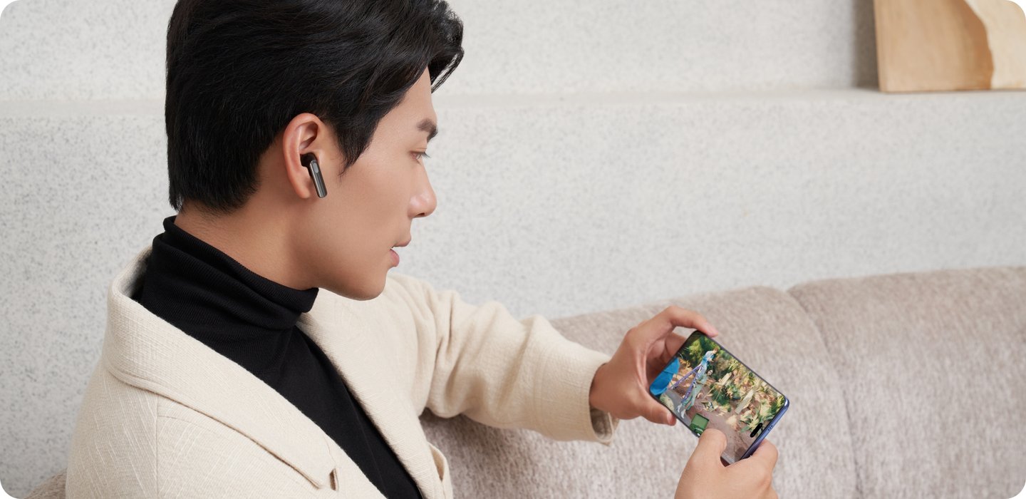 Gamer wearing his HUAWEI FreeBuds SE 3